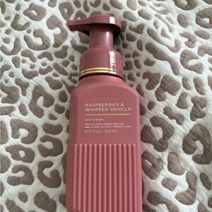 White Barn Raspberry Vanilla Soap - Pink